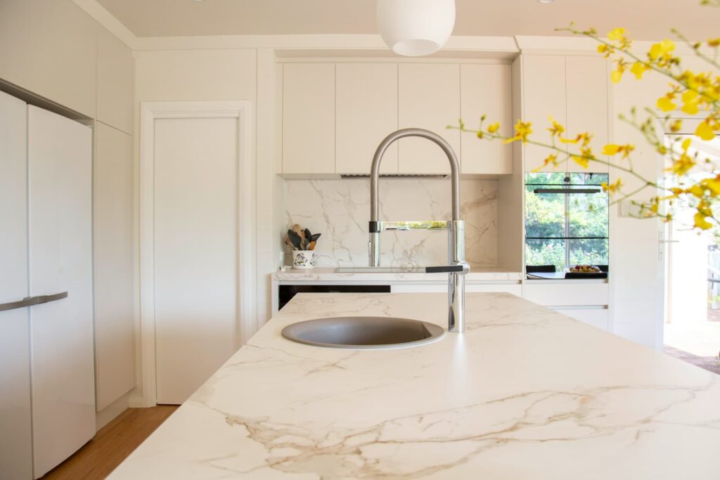 miglior-materiale-per-cucine-isola