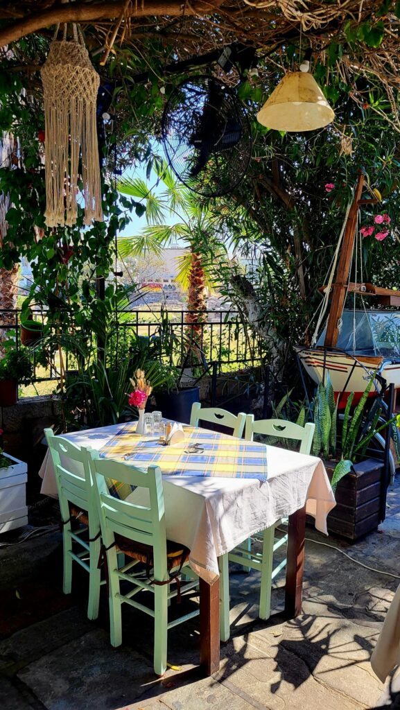 spazi-esterni-strutture-ricettive-tavolo