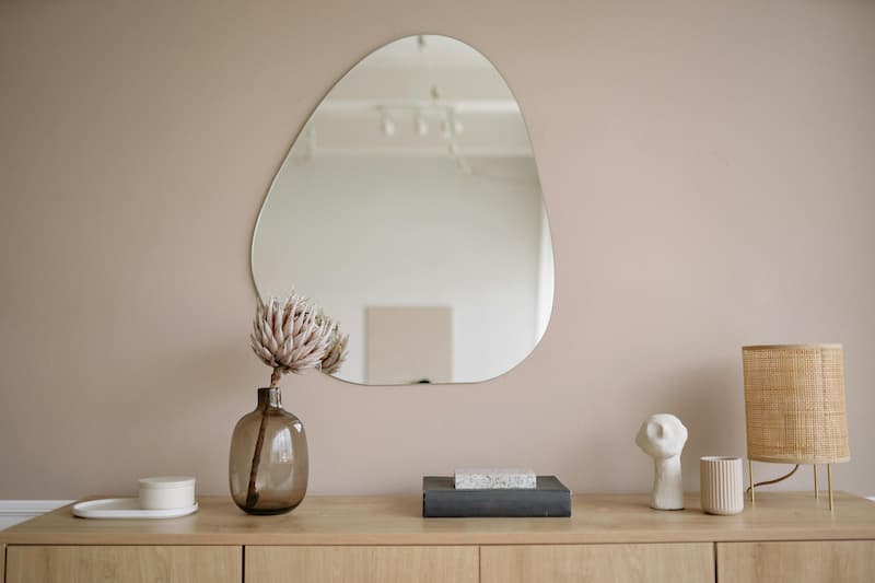 le migliori tonalità di beige includono il beige chiaro o avorio per un ambiente luminoso e aperto, il beige sabbia per un'atmosfera accogliente e naturale, il beige tortora per un tocco di eleganza e il beige rosato per un'atmosfera morbida e rilassante
