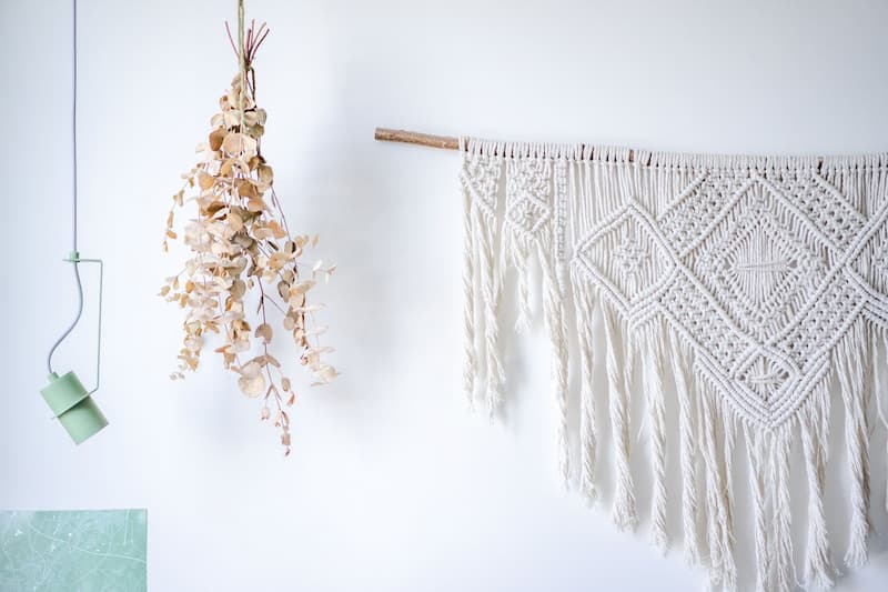 Living boho chic: idee pratiche per un soggiorno caldo e personale