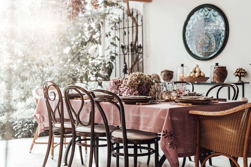 Living boho chic: idee pratiche per un soggiorno caldo e personale