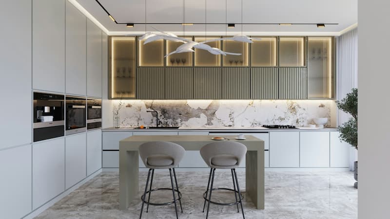 Cucina in stile quiet luxury con backsplash e pavimento effetto marmo e ante in vetro