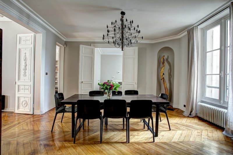 Sala da pranzo che unisce classico e contemporaneo in stile quiet luxury