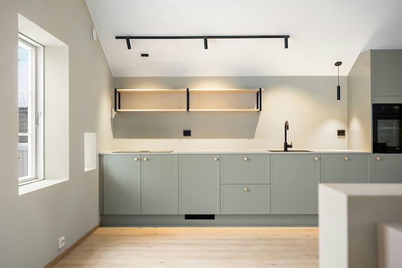 cucina su misura di design grigia con tetto spiovente